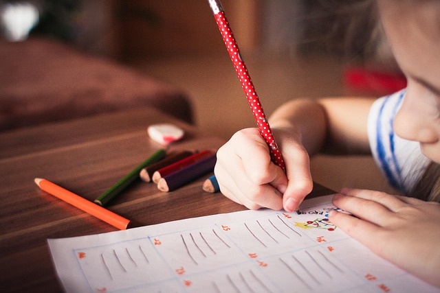 Twórcze zabawy plastyczne dla dzieci: Jak rozwijać wyobraźnię i zdolności manualne?